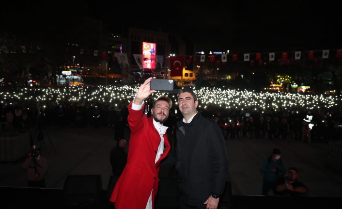 Kartal’da Cumhuriyet Bayramı kutlamaları Cem Adrian konseri ile zirve yaptı 