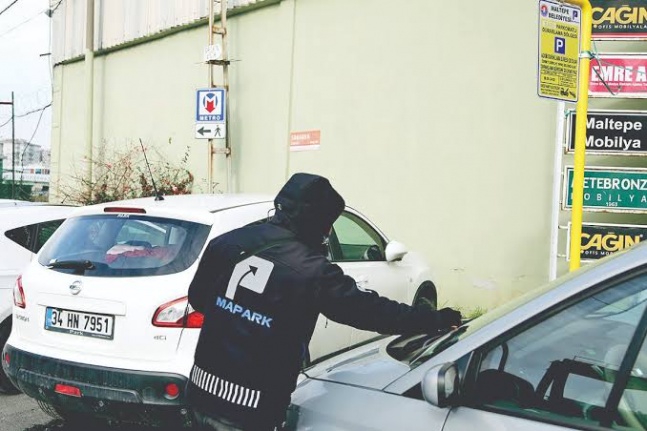 Maltepe de sokaklarda Otopark parasına son