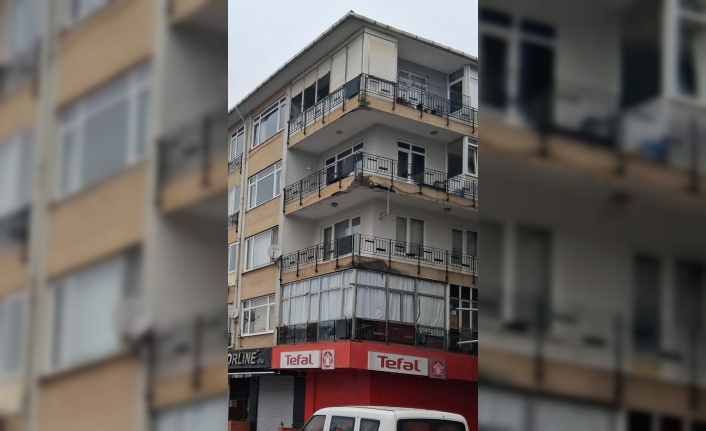 Maltepe Küçükyalı’da Tehlike Saçan Bina: Beton Parçaları Caddeye Döküldü