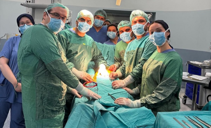 Başhekim Makamda Değil Ameliyathanedeydi: İlk Gününde Organ Nakli Yaptı