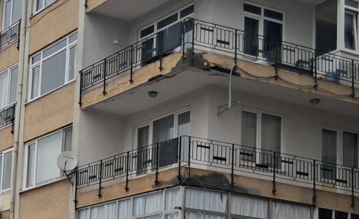Maltepe Küçükyalı’da Tehlike Saçan Bina: Beton Parçaları Caddeye Döküldü